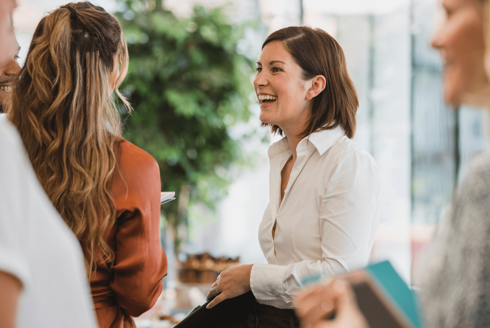 Nahaufnahme zweier Frauen die sich unterhalten und lachen