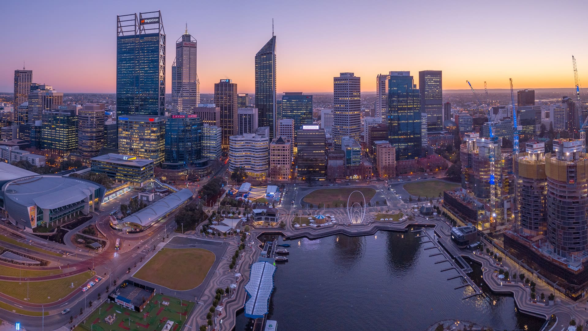 Eine Skyline einer Großstadt mit Hochhäusern beim Sonnenuntergang.